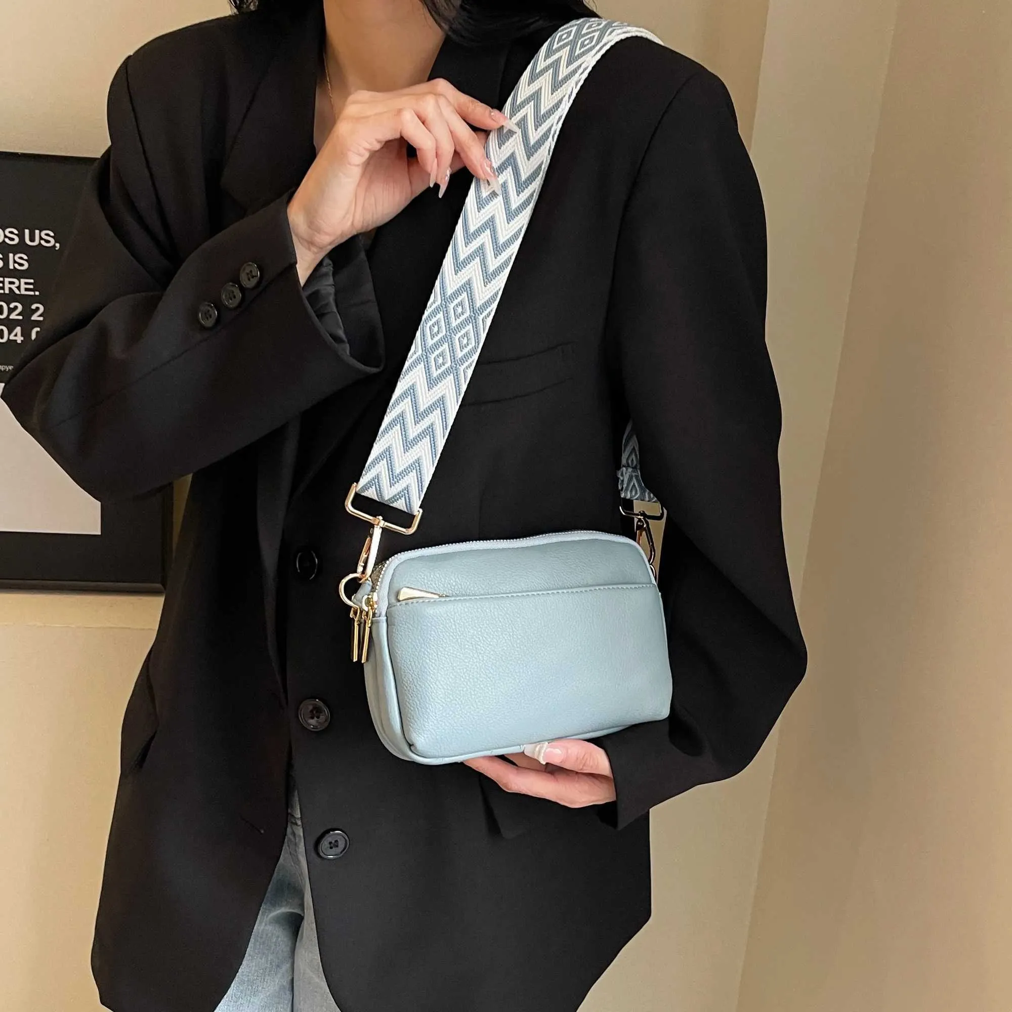 This Is a Super Practical Messenger Bag Fashion Wide Shoulder Strap Design Suitable for Going Out Shopping_voghion.com