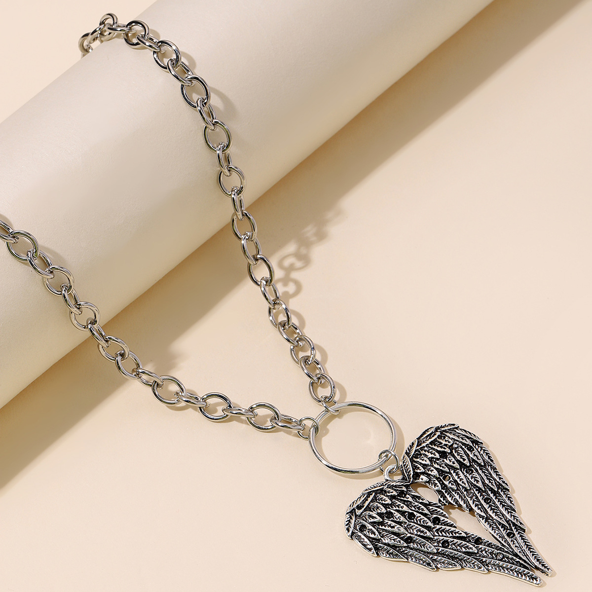 Collana rotonda con ciondolo a forma di ali d'angelo retrò alla moda e di vendita calda transfrontaliera_voghion.com