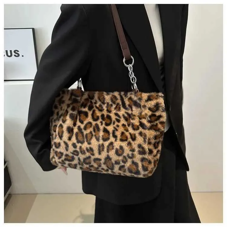 Le sac à bandoulière en peluche imprimé léopard pour femme est un sac à bandoulière décontracté et à la mode avec une grande capacité et une texture haut de gamme_voghion.com