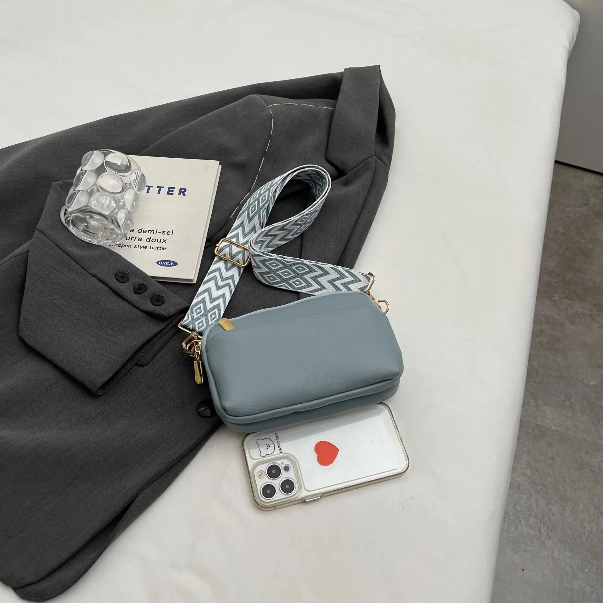 This Is a Super Practical Messenger Bag Fashion Wide Shoulder Strap Design Suitable for Going Out Shopping_voghion.com