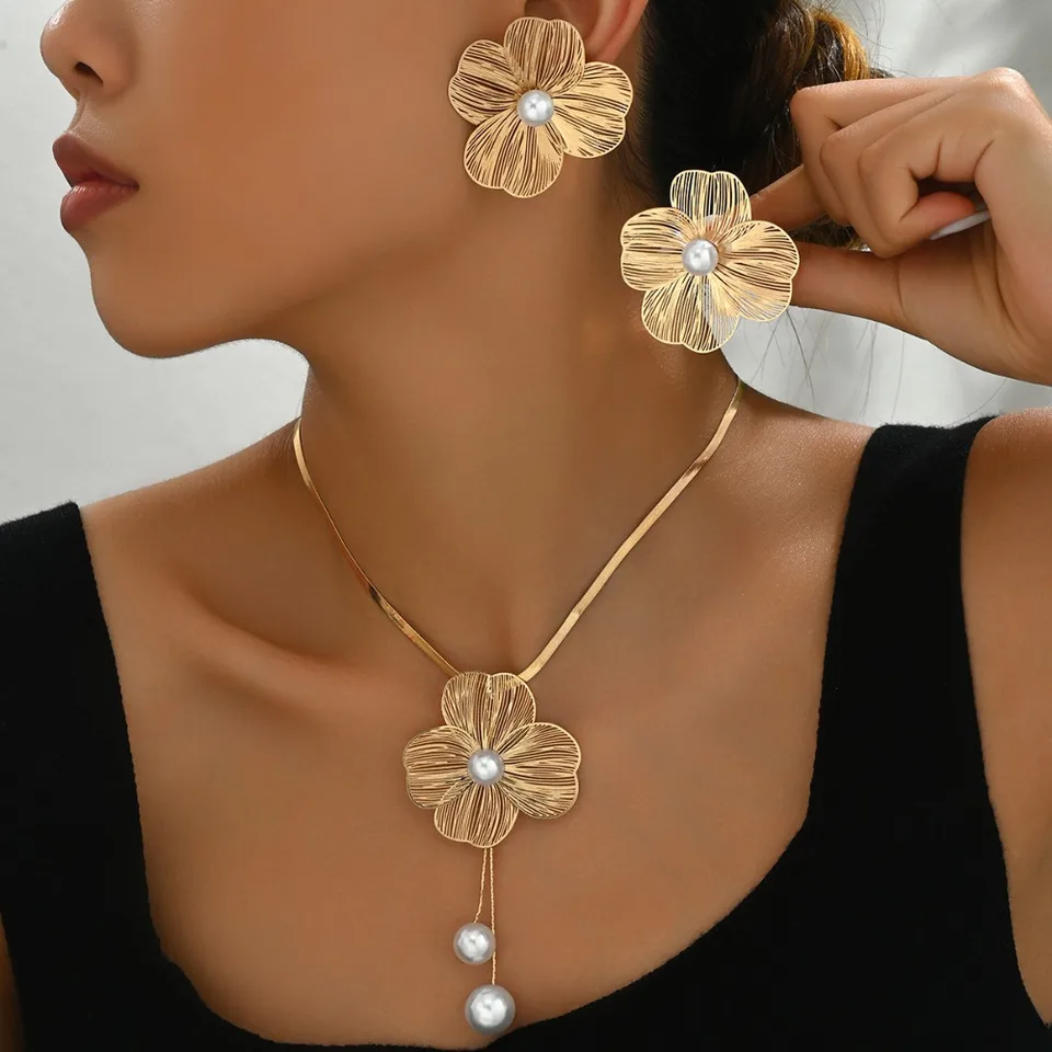 Parure bijoux fleur or avec collier perles et boucles pour femme_voghion.com