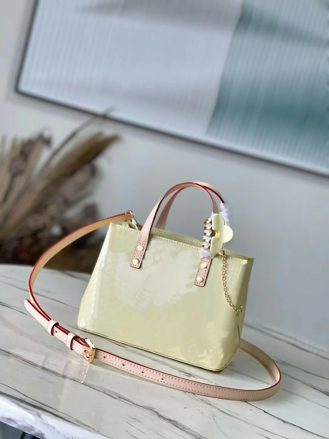Kleine Designer-Tragetaschen aus Vernis-Leder für Damen, Emed Shiny Crossbody-Handtaschen, Schultertasche mit Kettengriff als Geschenk_voghion.com