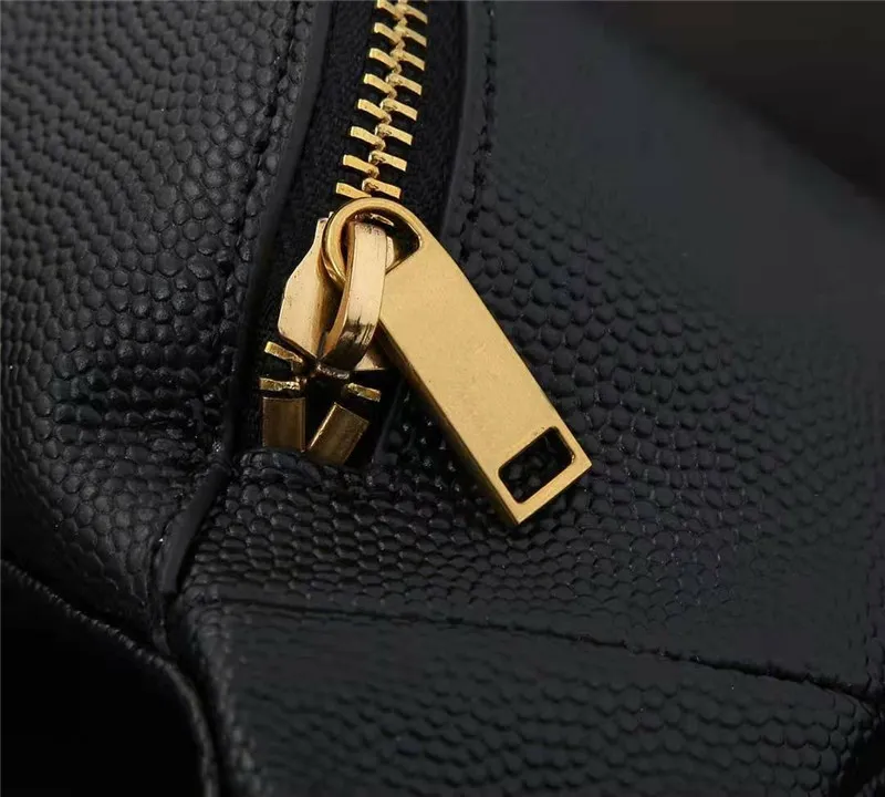 Borsa a tracolla in vera pelle di caviale con finiture dorate e tracolla regolabile_voghion.com