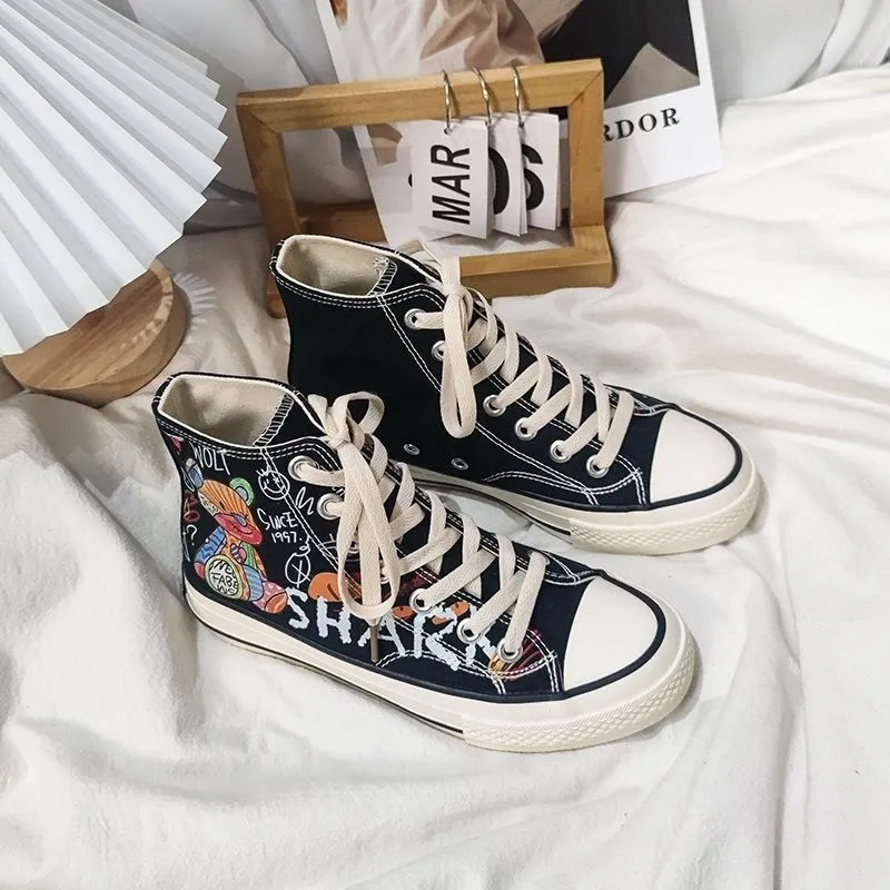 Schuhe Mädchen Studenten 921 Casual Graffiti Canvas High Top Frauen Cartoon Bär Handgezeichnete Sneakers Hip Hop Plus Größen 35-42_voghion.com