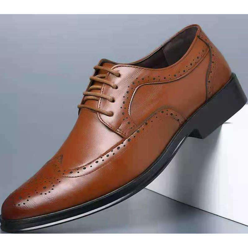 Sommerlicher Businessanzug, übergroße klobige Lederschuhe im britischen Stil, hohle perforierte Herrenschuhe_voghion.com