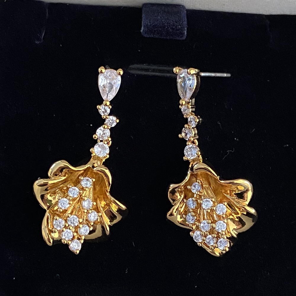 Fashionable and high-end copper plated real gold trumpet flower earrin, niche light luxury zircon silver needle_voghion.com