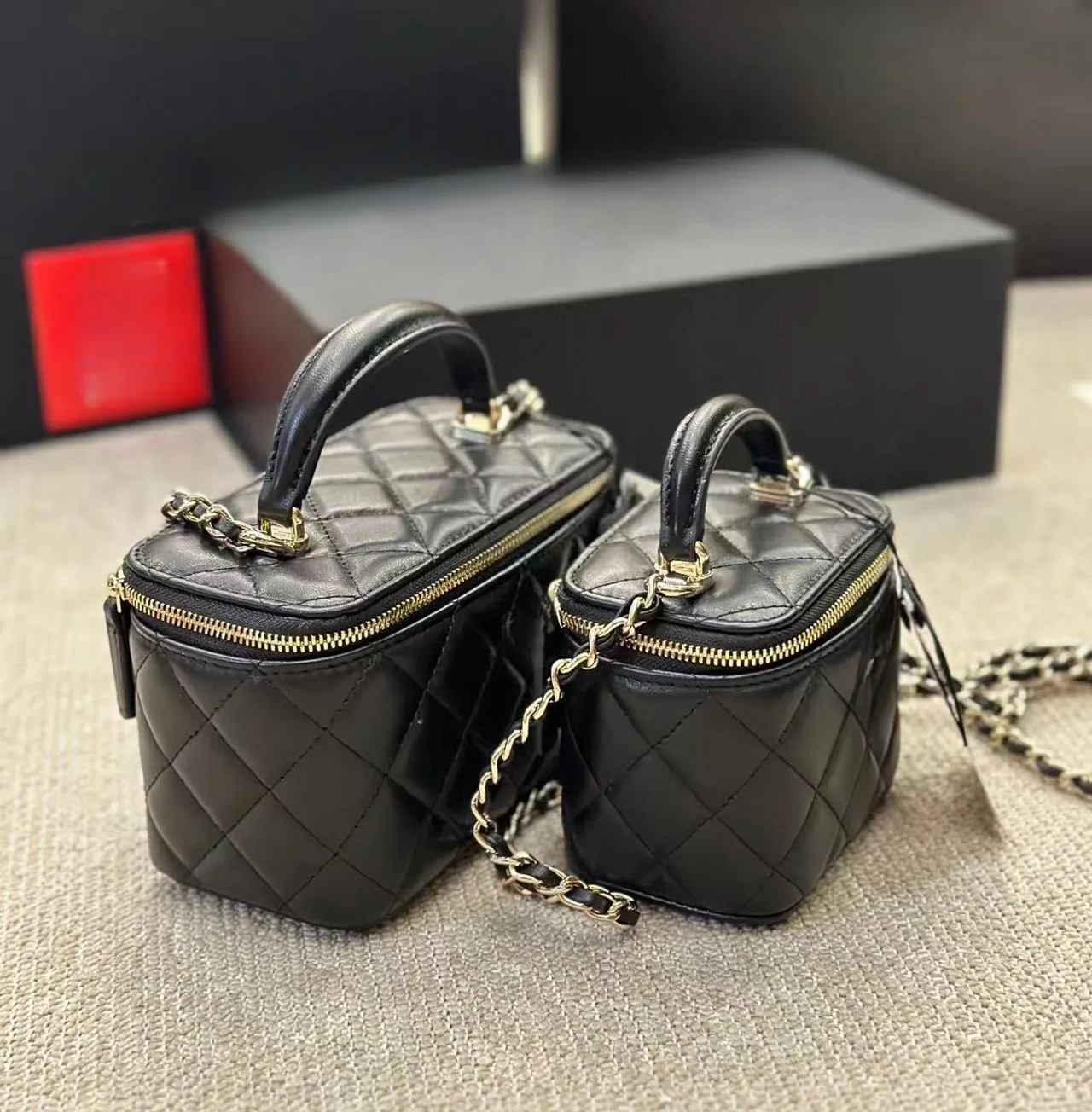7A Schwarze Damen-Kosmetikbox, Designer-Taschen mit Griff oben, gesteppte Matelassé-Kette, Crossbody-Schulter, Kosmetiktasche_voghion.com