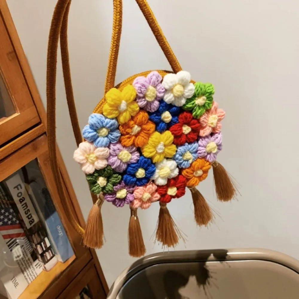 Borsa da spiaggia in rattan bohémien, lavorata a maglia in cotone e lino, con nappa, in stile rurale e con spallacci lavorati all'uncinetto floreale._voghion.com