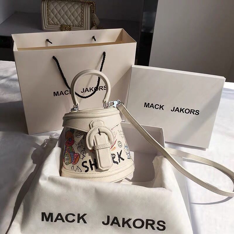 Hong Kong kauf echtes leder frauen taschen 2022 neue mode bär graffiti umhängetasche tragbare eimer tasche sommer_voghion.com