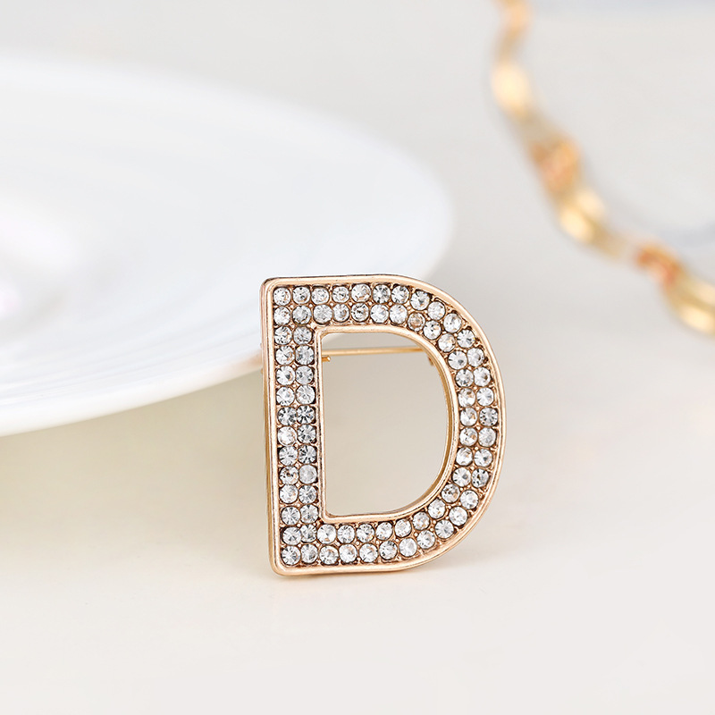 Spilla versatile con lettere inglesi in strass, stemma con fiore sul petto, luce antiscivolo, alla moda per uomo e donna_voghion.com