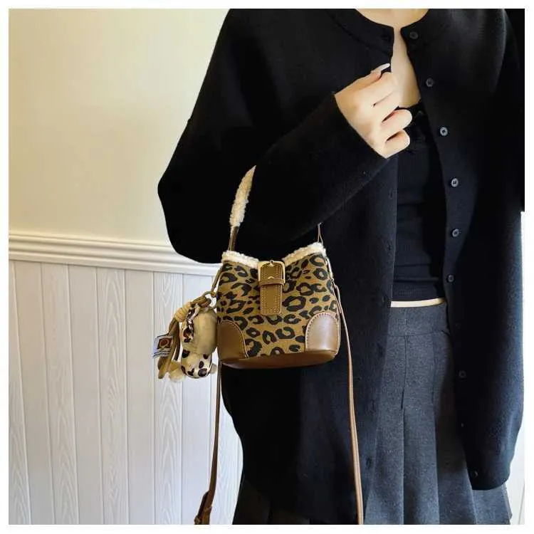 Sac seau vintage en daim léopard pour femme, mini-poignée en polaire d'agneau, tenue décontractée, polyvalent, en peluche_voghion.com