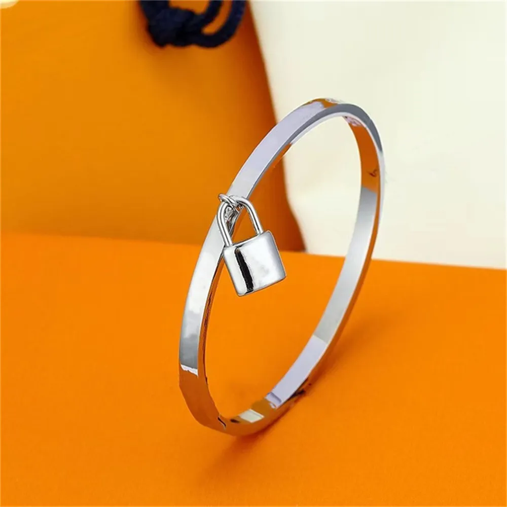 Edelstahlschnalle Armband Modeschmuck Männer und Frauen Designer Armreif vergoldet Initialen Armbänder personalisiert_voghion.com
