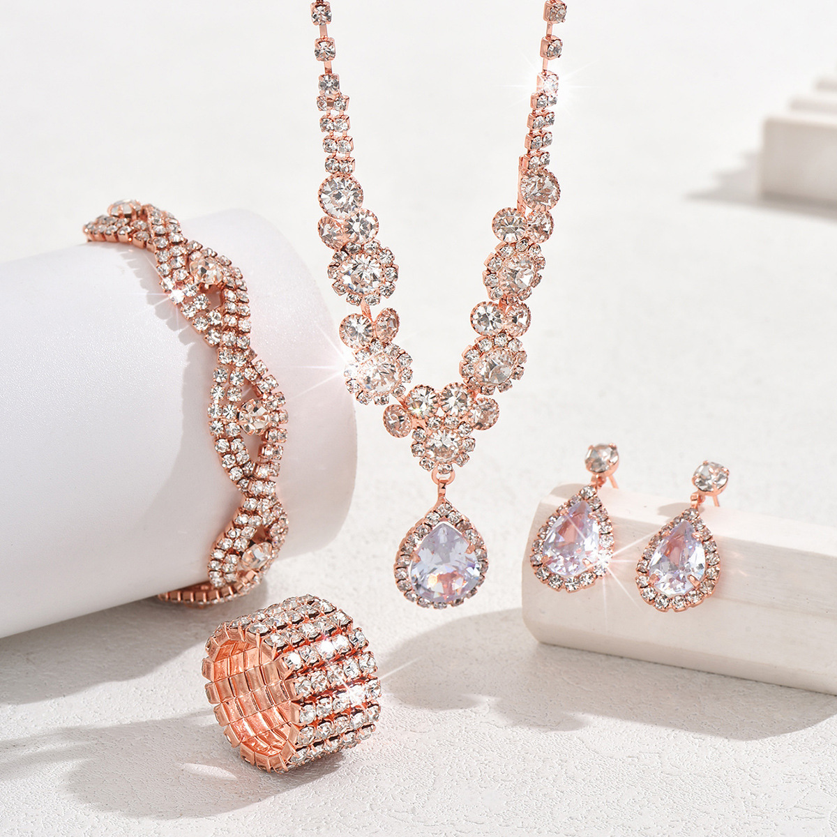 Set di gioielli da donna, alla moda, nuovo, alla moda, in oro rosa, tre pezzi, collana, orecchini, bracciale con zirconi, set da sposa._voghion.com