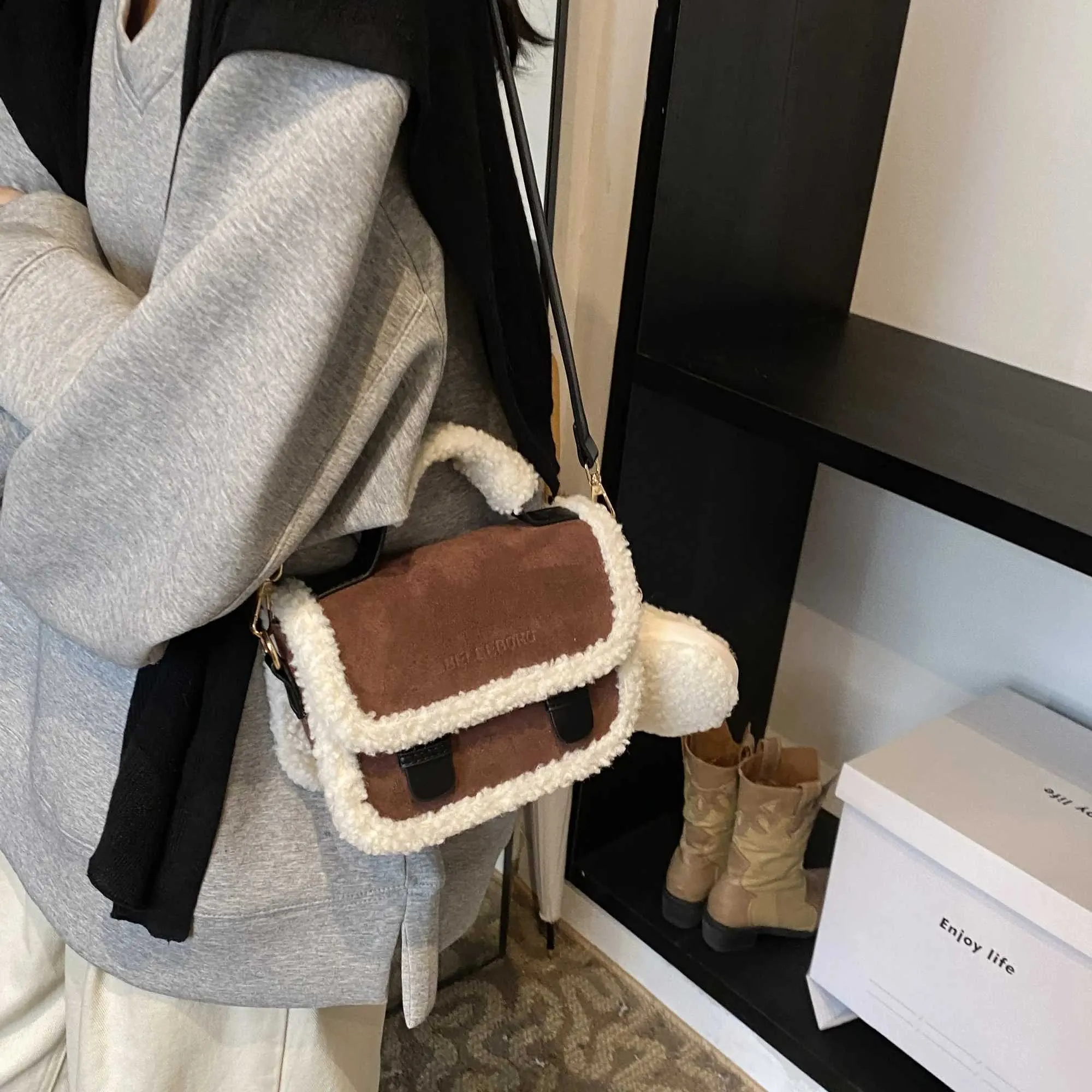 Nuevos bolsos de alta gama y de nicho con forma de cruz congelada para 2024 Y241216_voghion.com
