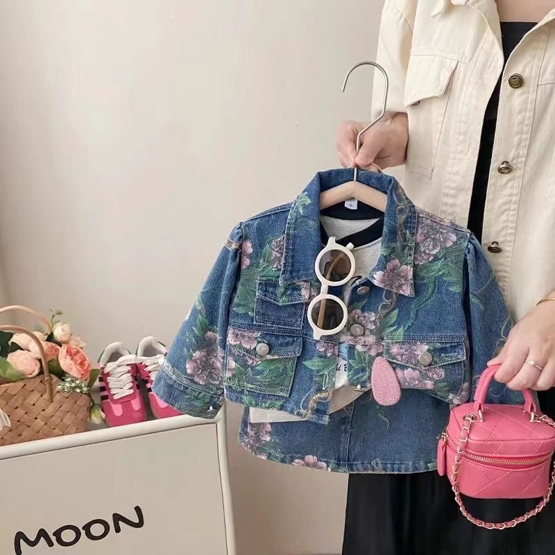 Kinderkleidung 2024 Herbst und Winter Neuer Jeansanzug für Mädchen Modische süße Jeansjacke mit Blumenmuster und Rock Zweiteiliger Anzug_voghion.com