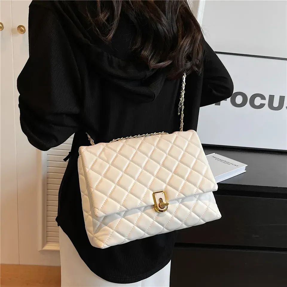 Elegante bolso bandolera acolchado de piel: bolso cruzado de diseño para mujer, con cadena grande, bolso elegante en blanco y negro._voghion.com