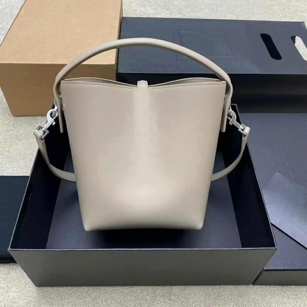 Borse a secchiello: borsa hobo in morbida pelle di vitello con manici superiori e tracolla regolabile, ideale per l'uso quotidiano_voghion.com