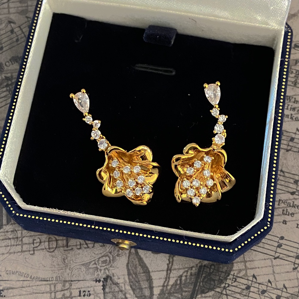 Fashionable and high-end copper plated real gold trumpet flower earrin, niche light luxury zircon silver needle_voghion.com