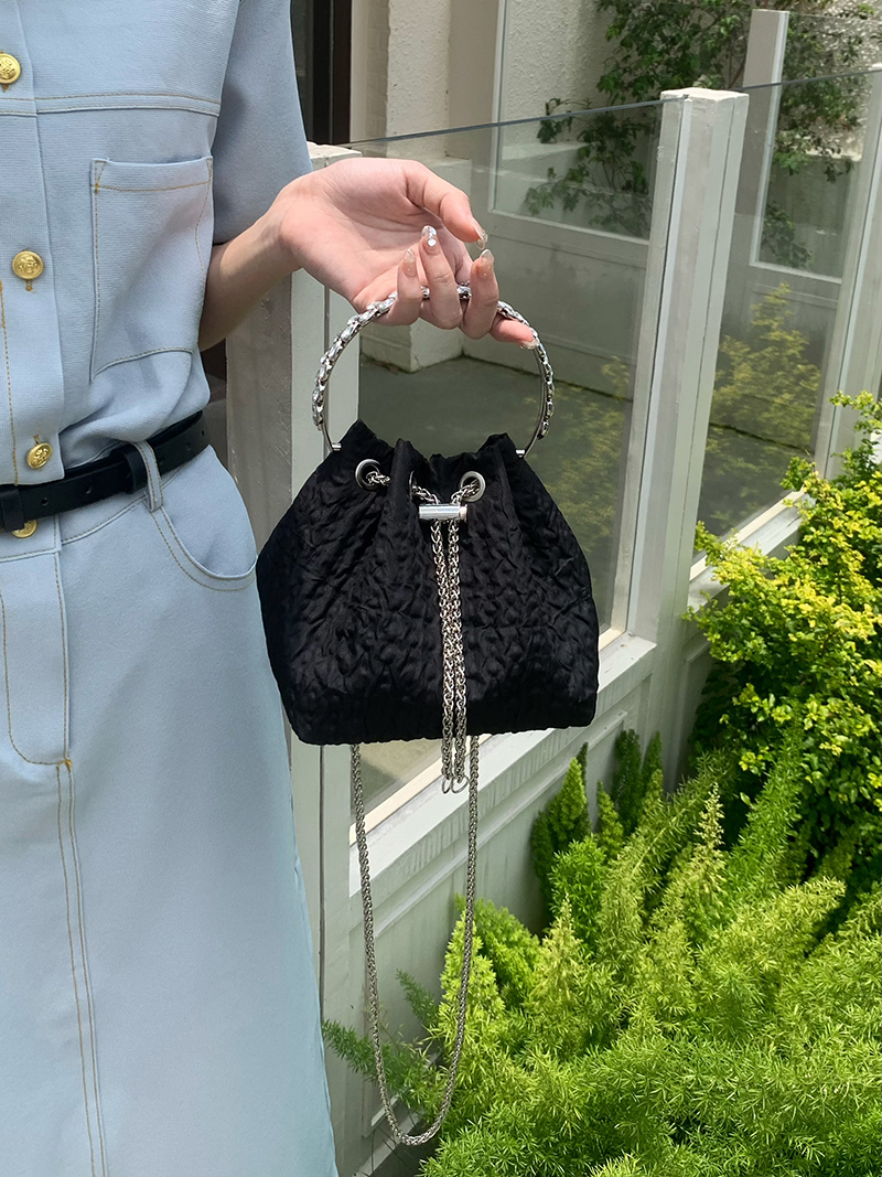 Koreanische Version der Schulter-Umhängetasche Kette, süße und modische 2024 neue Eimer Tasche, ins, Nische tragbare Trend_voghion.com