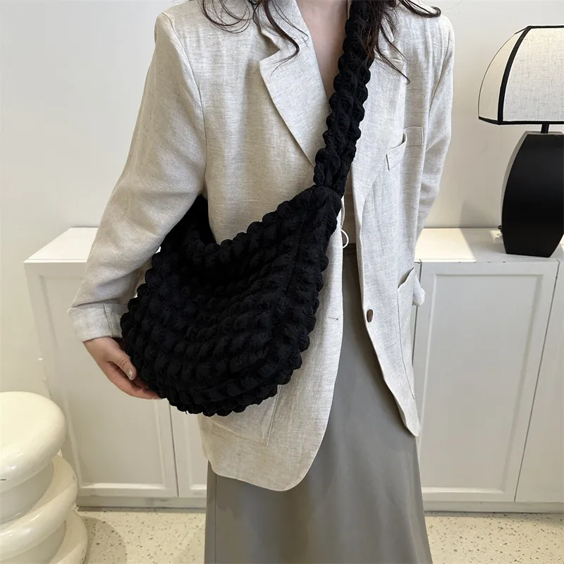 Borsa a tracolla trapuntata imbottita sotto le ascelle da donna, con pieghe a bolle, secchiello, borsa firmata, arricciata, nuvola, shopping_voghion.com