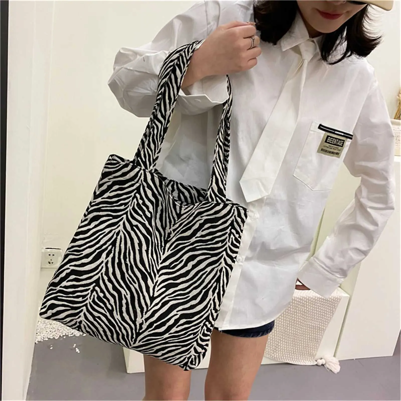 Vintage bra creative zebra striped canvas handbag large capacity lower Fem travel shopping bag Y241026_voghion.com
