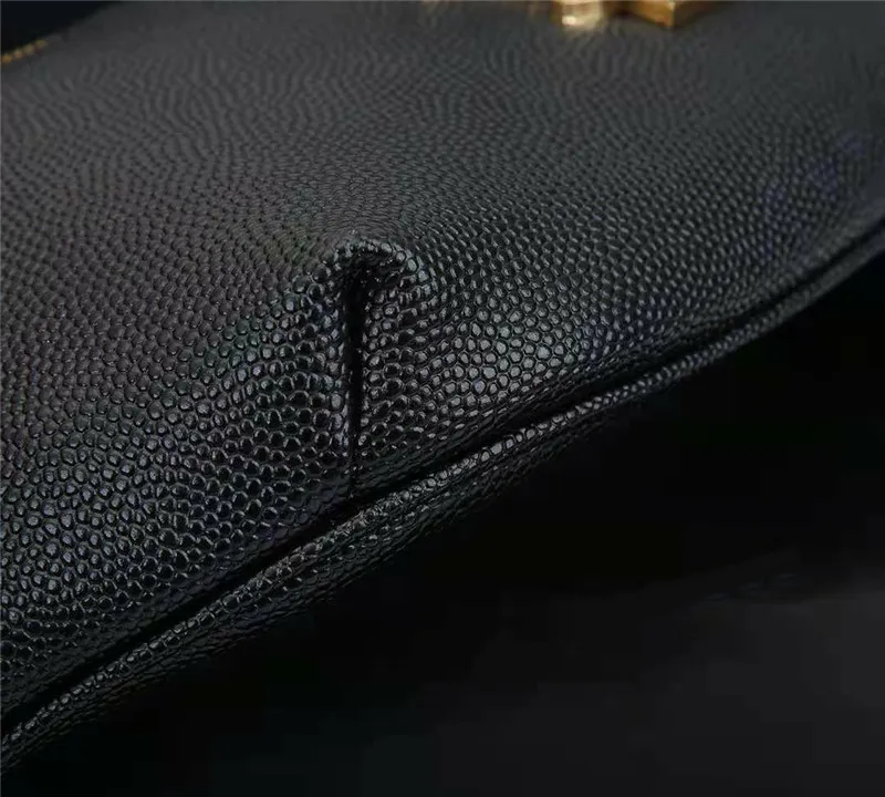 Borsa a tracolla in vera pelle di caviale con finiture dorate e tracolla regolabile_voghion.com