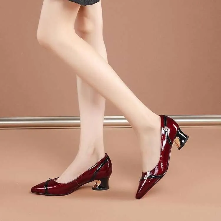 Sapatos femininos de couro fino, salto grosso, temperamento versátil, boca rasa, antiderrapante, trabalho, sapatos individuais, sem salto_voghion.com