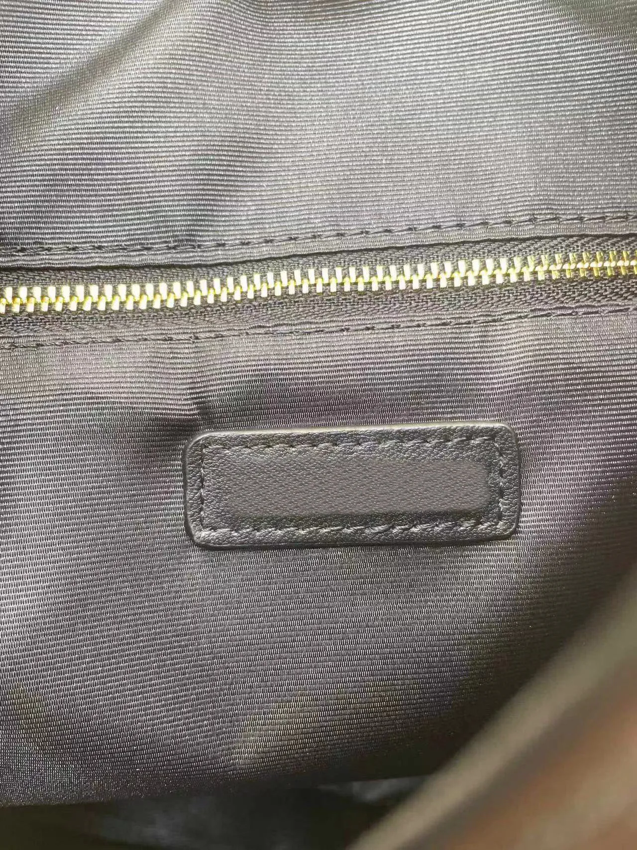 Borsa a tracolla leggera, morbida, delicata, rotonda, curva solitaria, grande e capiente, in pelle di vitello 2024_voghion.com