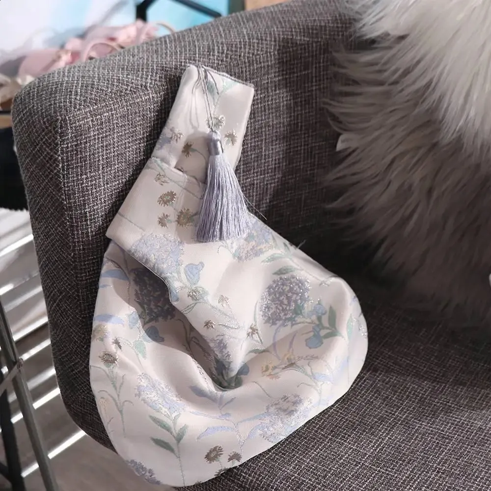 wer Anhänger Mittagessen Kosmetik Handtasche im chinesischen Stil Quaste Knoten Handgelenktasche Kleinteiltasche Cheongsam Zubehör 241120_voghion.com