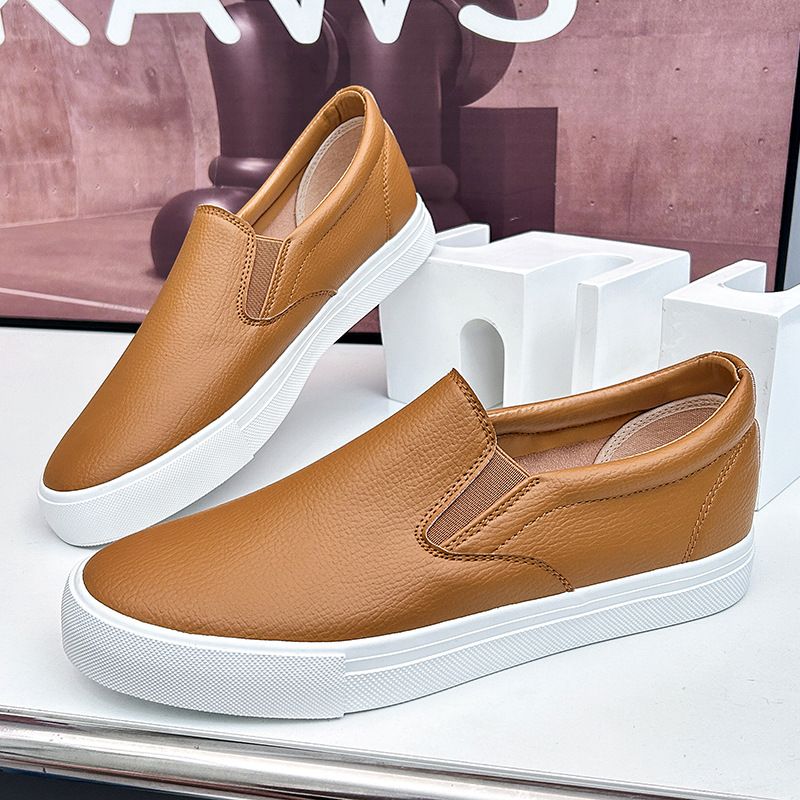 Indossa scarpe elastiche e comode con un piede, scarpe casual da tavola con fondo piatto grigio-marrone, uomo in studio_voghion.com