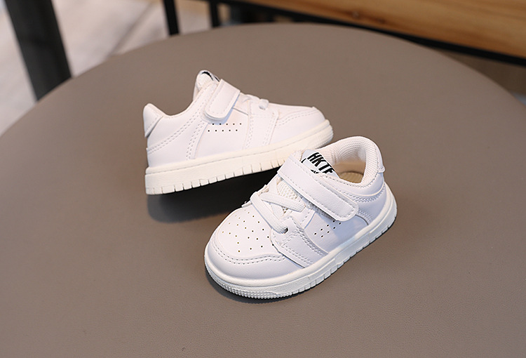 Barnsport pojkar flickor board vår och höst 2024 koreansk version, panda vita pojkar, baby singelskor, lärande_voghion.com