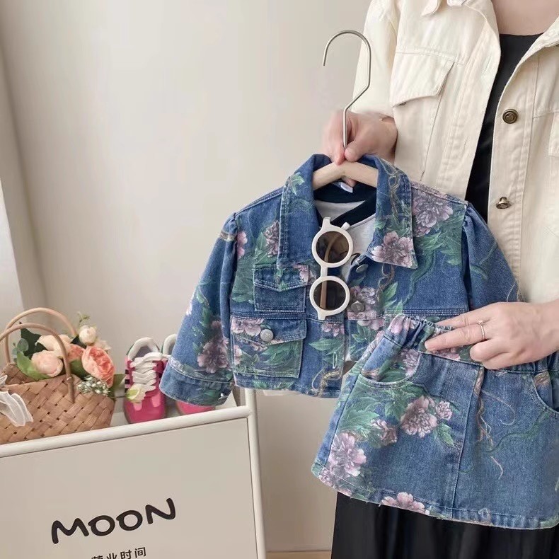 Kinderkleidung 2024 Herbst und Winter Neuer Jeansanzug für Mädchen Modische süße Jeansjacke mit Blumenmuster und Rock Zweiteiliger Anzug_voghion.com