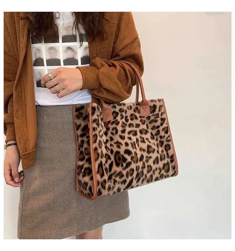 Leopardmönstrad handväska Modern för kvinnor Pendling Plyschväska Designerväskor Handväskor Bolsos De MujerC241031_voghion.com