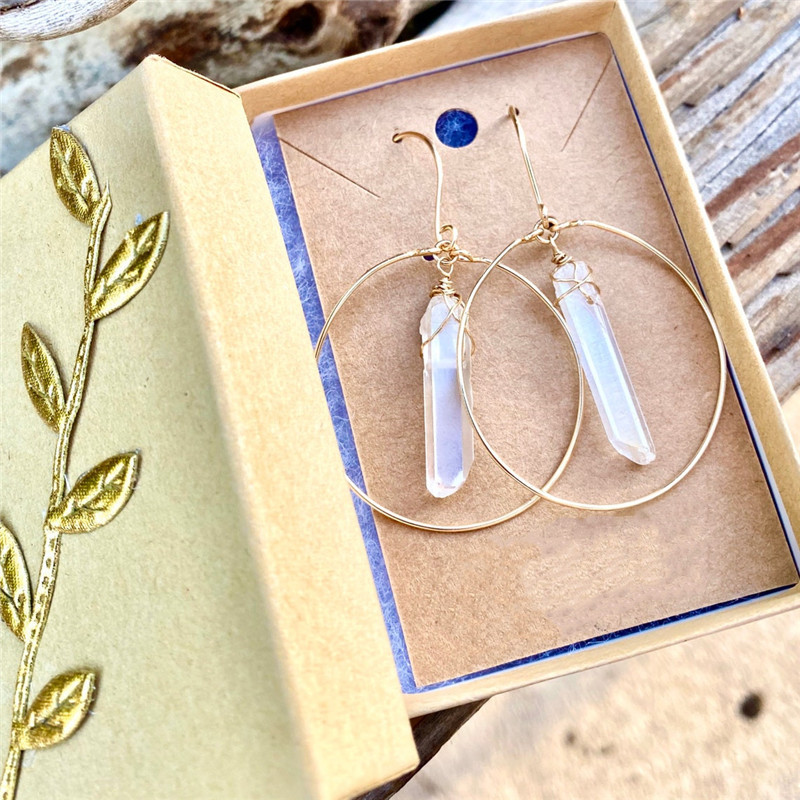 Grandi orecchini ad anello con cristalli colorati irregolari e orecchini a gancio_voghion.com