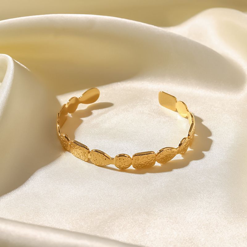 Bracciale in acciaio al titanio di forma irregolare, placcato oro, alla moda, versatile, con motivo a vulcano aperto, per donna_voghion.com