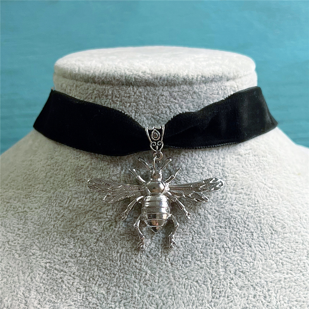 Necklaces Vintage Women's Gothic Black Velvet Bee Necklace_voghion.com