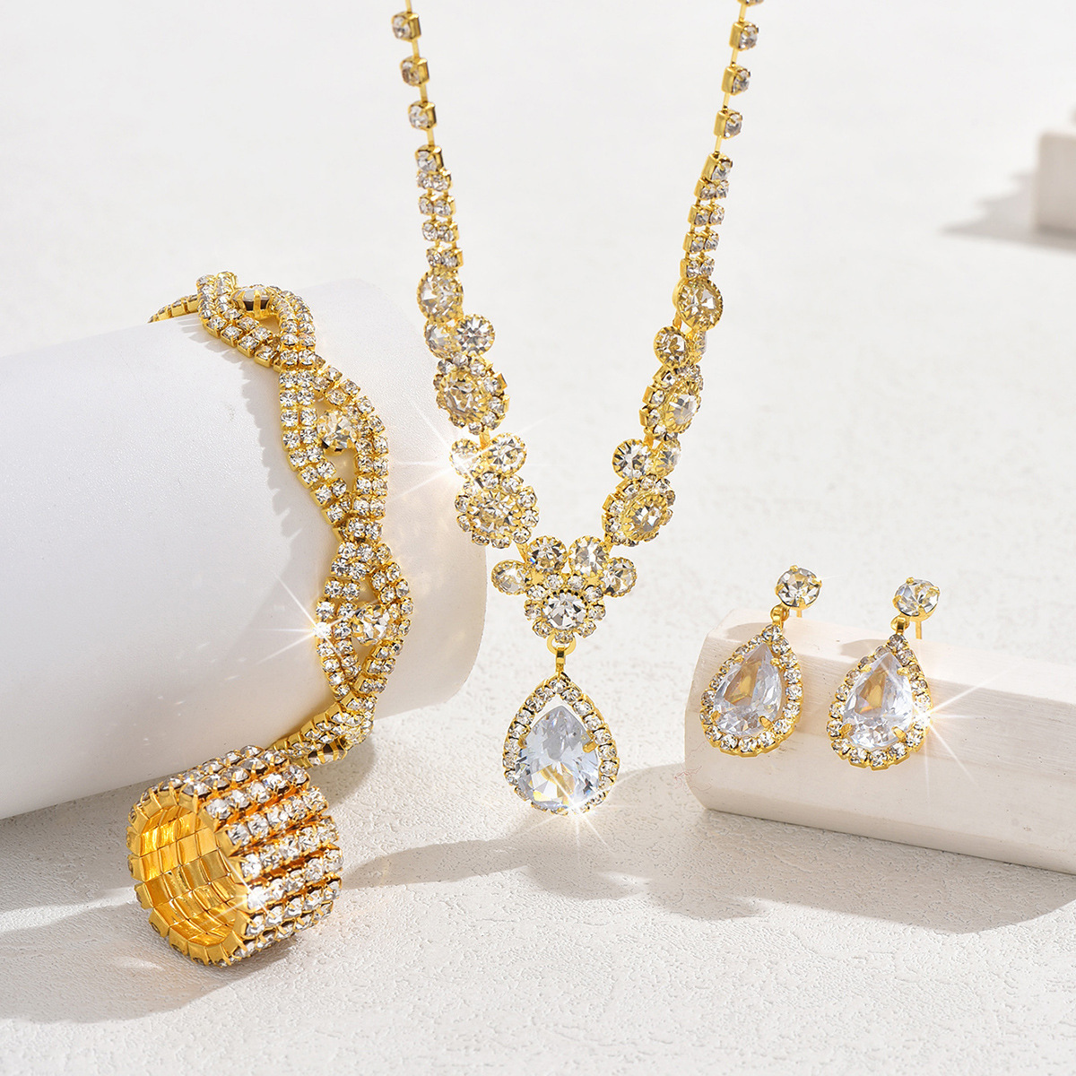 Set di gioielli da donna, alla moda, nuovo, alla moda, in oro rosa, tre pezzi, collana, orecchini, bracciale con zirconi, set da sposa._voghion.com