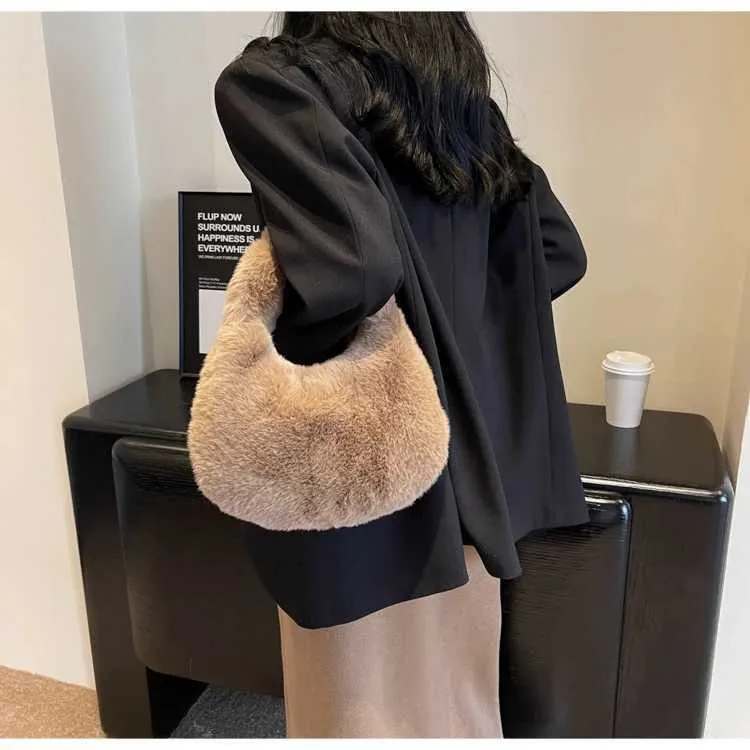 Portafoglio da donna con manico corto Fi Cluh carino Wen Fur Small Half Mo caldo peluche borsa da polso Y241106_voghion.com