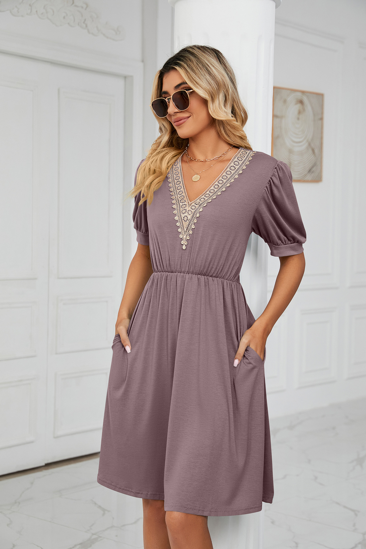 Damenkleid mit V-Ausschnitt und kurzen Ärmeln, mit festem Spitzenaufnäher_voghion.com
