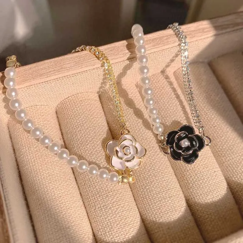 Pulsera de moda con perla camelia y circonita para mujer_voghion.com