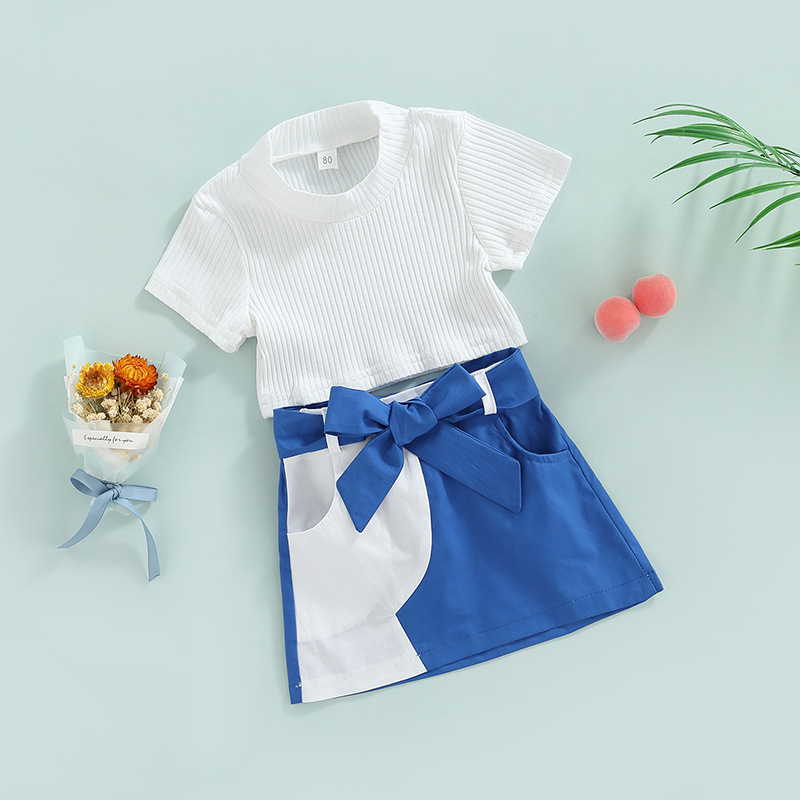 Le ragazze Mother&Kids indossano un tailleur gonna color patchwork in t-shirt tinta unita in stile casual_voghion.com