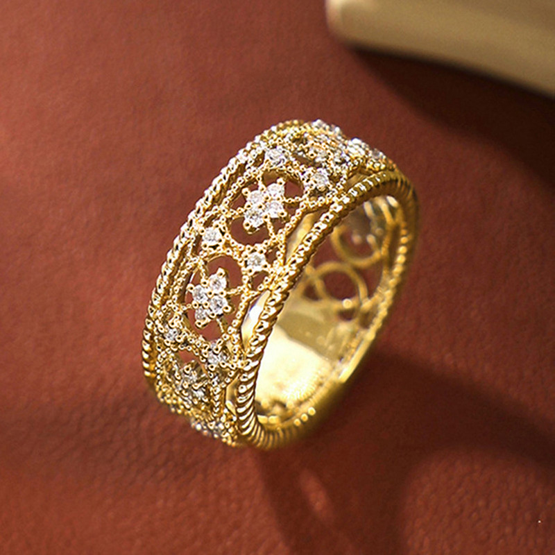 Bague en or sculpté creux avec motif de style palais en tissage italien de Cao Shi