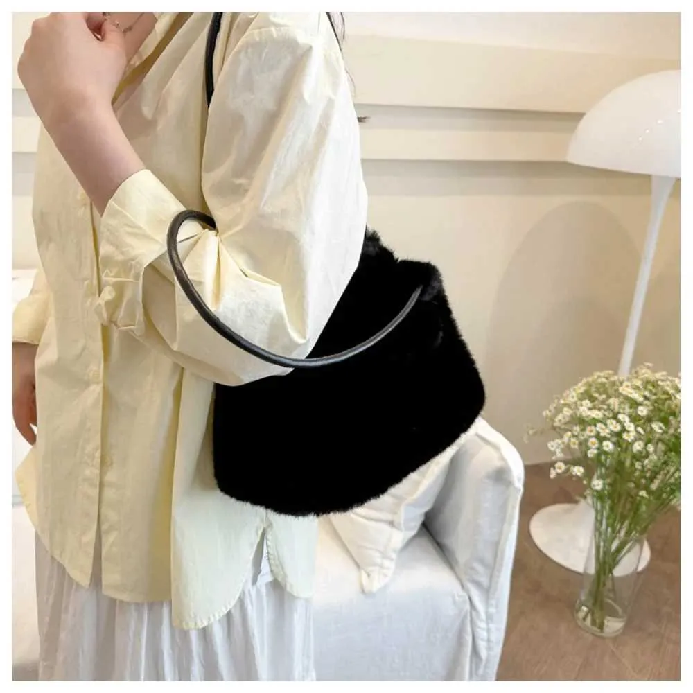 Plush Shoulder Bag For Women Versatile Casual Handbag Style_voghion.com