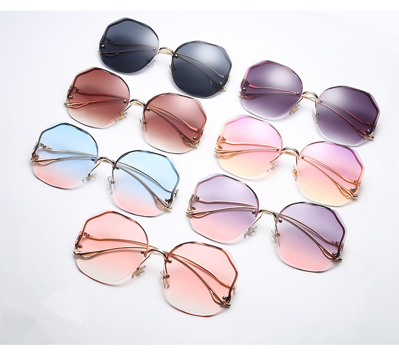Nuovi occhiali da sole alla moda senza montatura per donna con aste curve in metallo deformato, occhiali da sole con protezione solare ripresi da celebrità di Internet._voghion.com