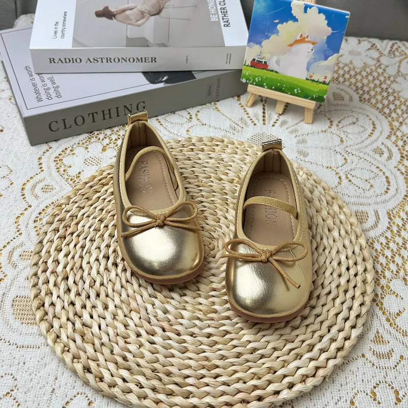 Kerek orrú, lakkbőr balerinacipők kislányoknak, klasszikus, masnis, rugalmas, hercegnős, aranyos lábfej, kisgyermek, puha_voghion.com