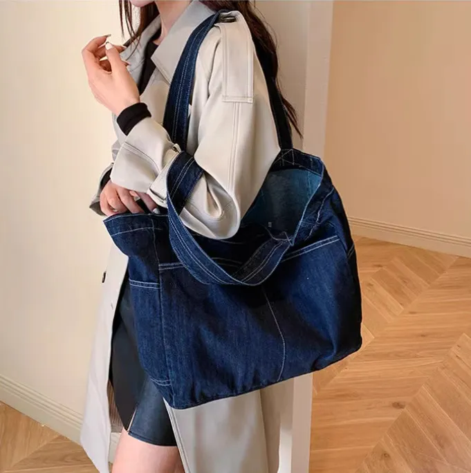 Borsa a tracolla alla moda in denim blu - Design multitasche per ufficio e università, tela resistente ed ecologica_voghion.com