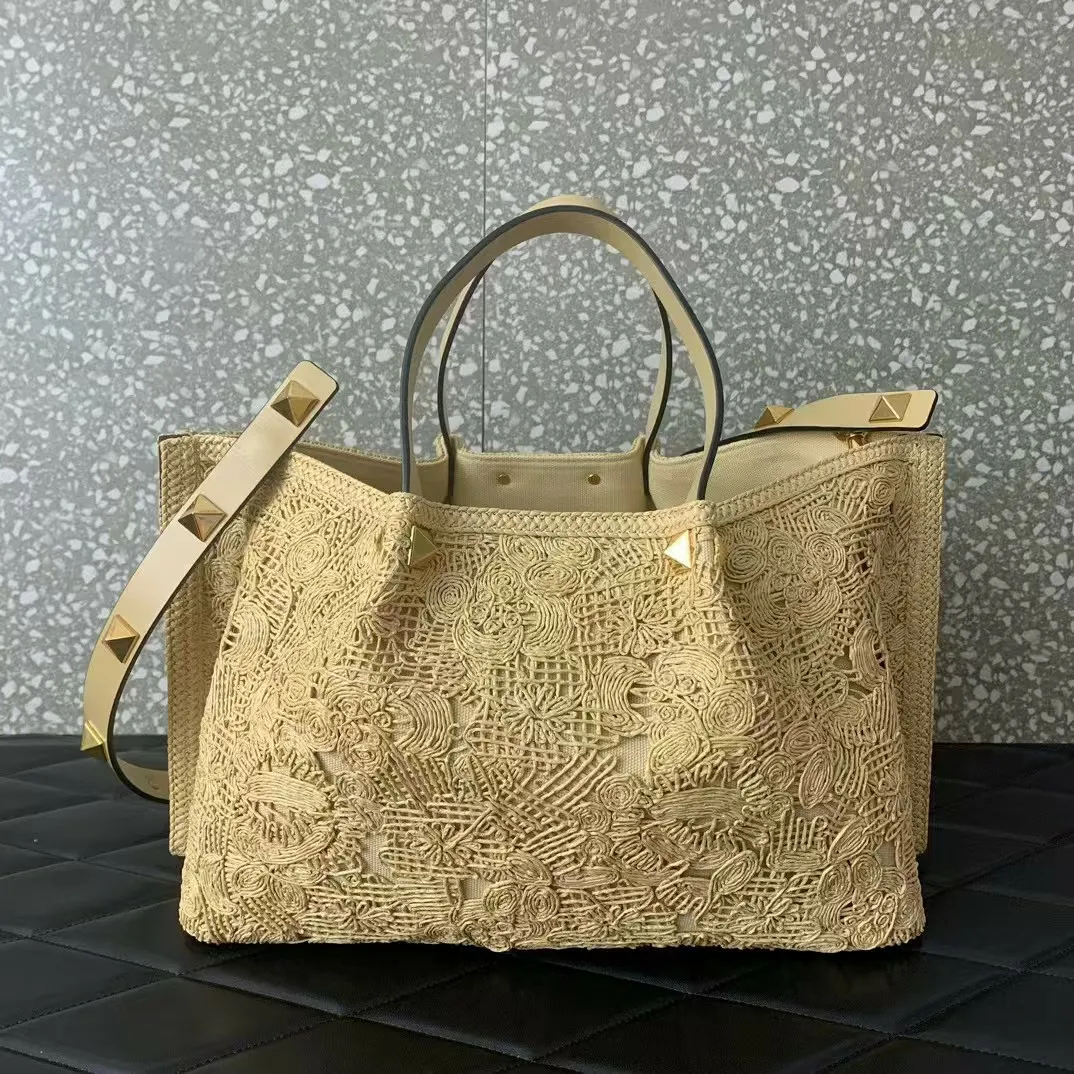 Sac fourre-tout en raphia avec finitions dorées, poignée supérieure et bandoulière - Sacs à main en paille design polyvalents pour la plage en été_voghion.com