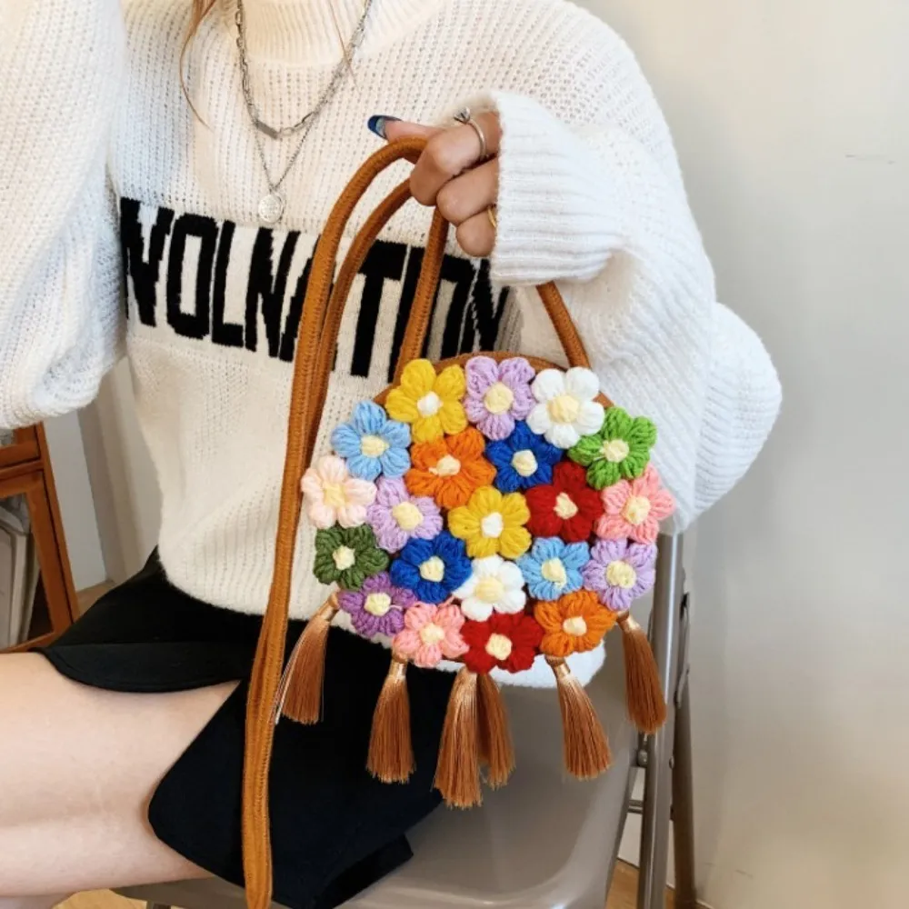 Borsa da spiaggia in rattan bohémien, lavorata a maglia in cotone e lino, con nappa, in stile rurale e con spallacci lavorati all'uncinetto floreale._voghion.com