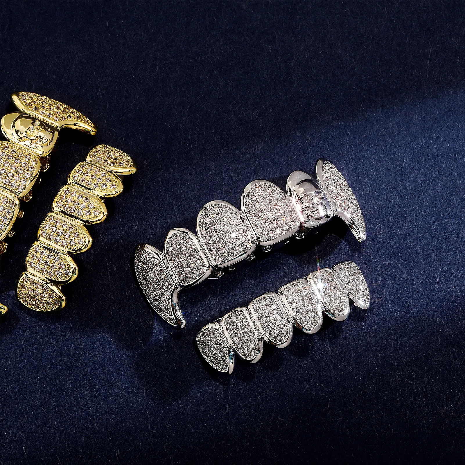 Denti d'oro veri Fang Grillz Punk Hip Hop Zircone cubico Ghiacciato Vampiro Dentale Griglie per la bocca Apparecchio per denti Cappuccio per denti Rapper_voghion.com