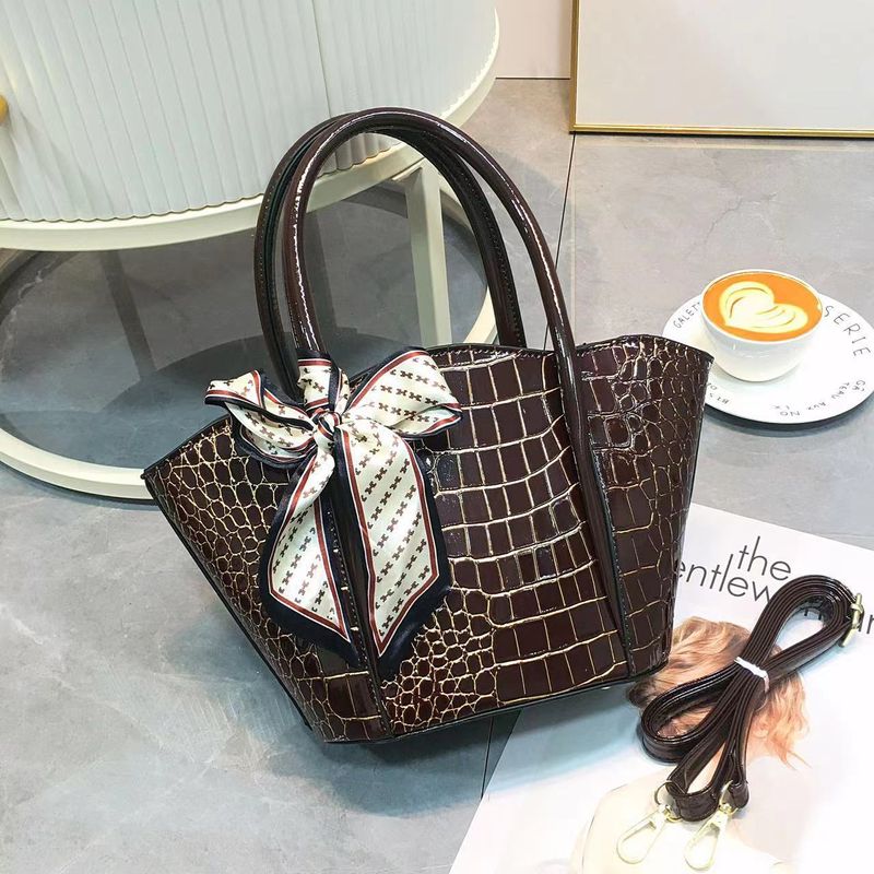 2024 Neue vielseitige explosive Umhängetasche für Damen Handheld Damenmode Einfache große Tasche_voghion.com